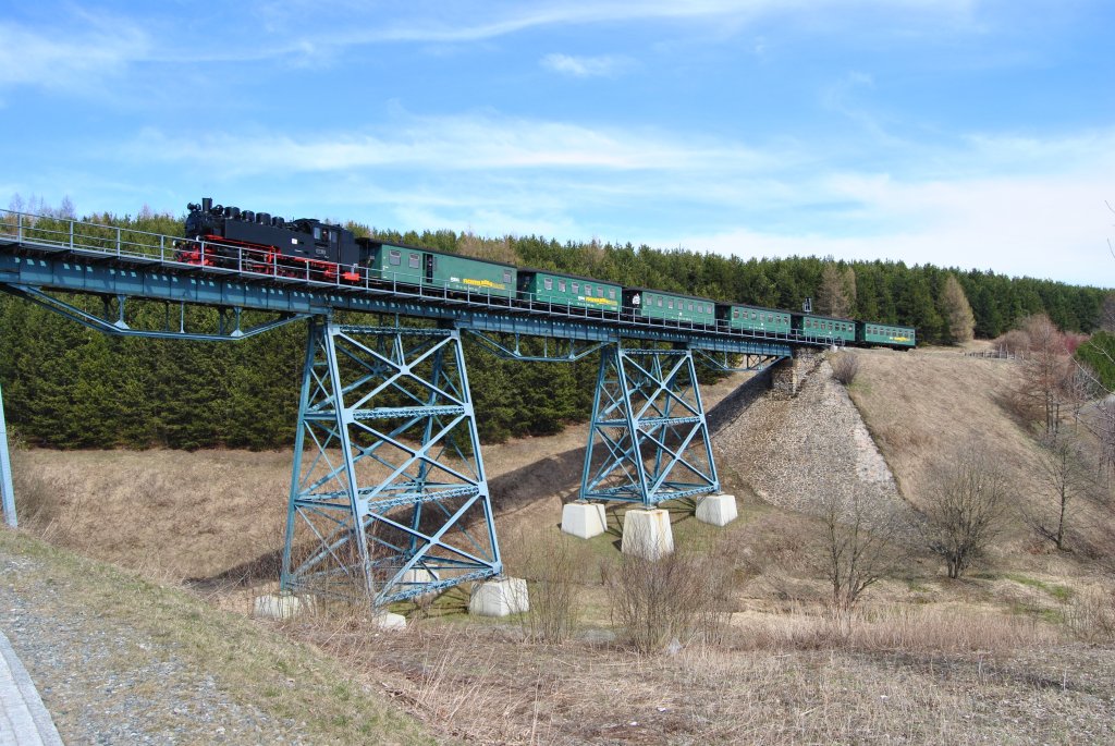 99 773 berquert am 18.04.2010 das Httenbachviadukt kurz vor dem Bahnhof Oberwiesenthal mit dem Nachmittagspersonenzug gegen 15.00 Uhr. Hoffentlich kann ich diese Bahn bald wieder besuchen.