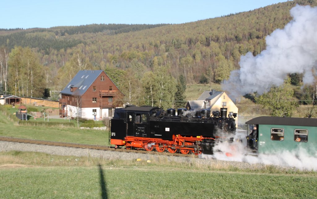 99 785 am 16.10.2011 auf dem Weg nach Cranzahl in Hammer-Unterwiesenthal.

