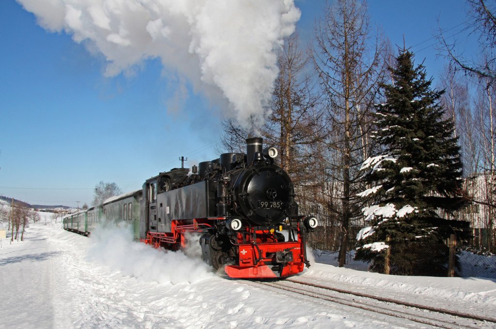 99 785 dampft mit ihrem Personenzug unterhalb des Skihangs in Neudorf dem Hp.Vierenstrae entgegen.