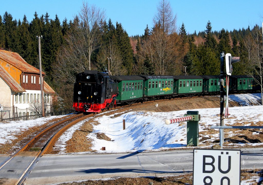 99 785 der Fichtelbergbahn luft am 26.02.2011 mit ihrem Planzug aus Oberwiesenthal im Bf. Kretscham-Rothensehma ein.