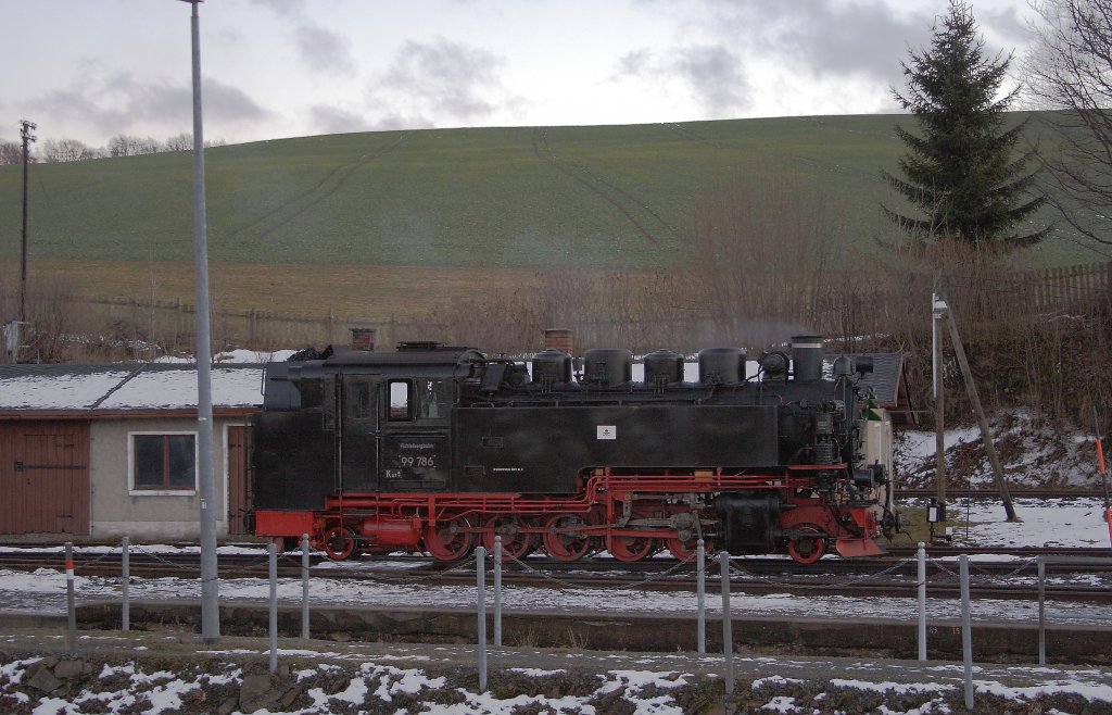 99 786 am 30.12.2012 whrend einer Verschnaufpause im Bahnhof Cranzahl. Wenig spter wird sie P1010, den letzten Zug des Tages, nach Oberwiesenthal befrdern.