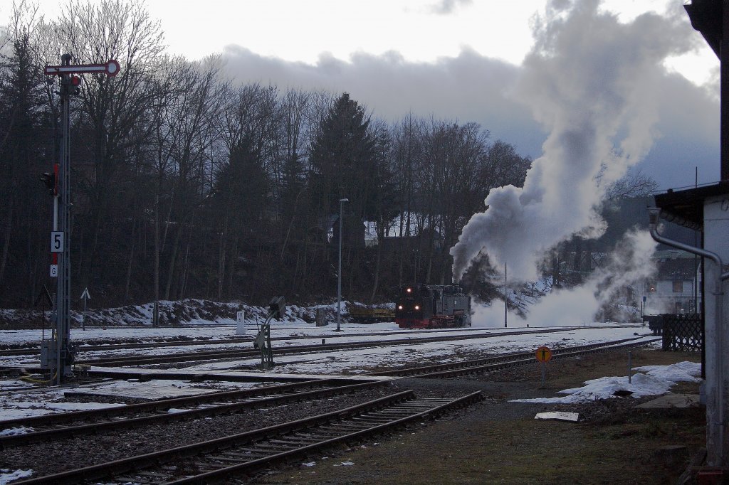 99 786 am Abend des 30.12.2012 auf Rangierfahrt im Bahnhof Cranzahl zur bernahme von P1010 nach Oberwiesenthal, dem letzten Zug des Tages. Fr mich war es gleichzeitig auch die letzte Aufnahme von diesem schnen Ausflug, bevor ich die Heimreise antrat.