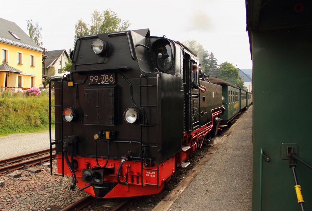 99 786 Fichtelbergbahn in Neudorf am 12.08.2012.