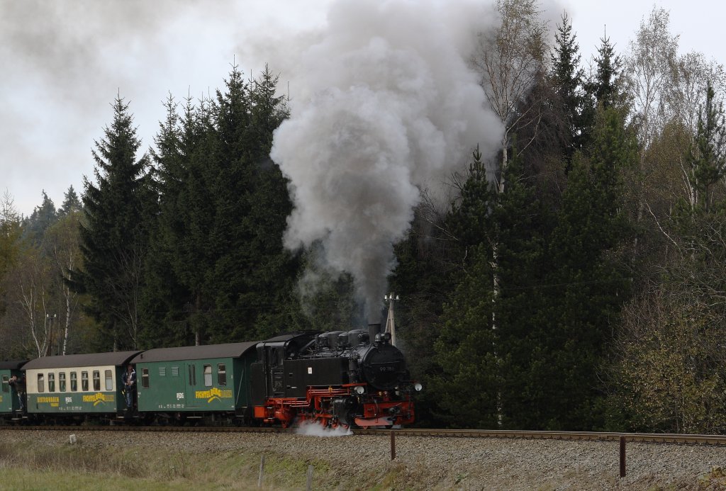 99 786 hat am 22.10.2010 den Bahnhof Kretscham-Rothensehma in Richtung Oberwiesenthal verlassen 
