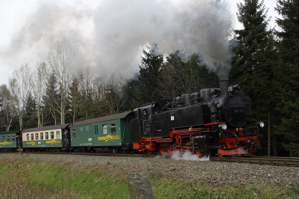 99 786 hat am 22.10.2010 den Bahnhof Kretscham-Rothensehma in Richtung Oberwiesenthal verlassen 
