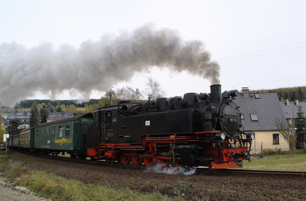 99 786 hat des 22.10.2010 den Bahnhof Neudorf in Richtung Oberwiesenthal verlassen. 

