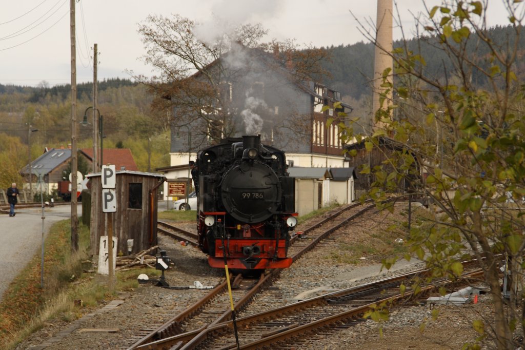 99 786 kommt am 22.10.2010 aus dem ehemaligen Schmalspur-Gterbahnhof von Cranzahl. 
