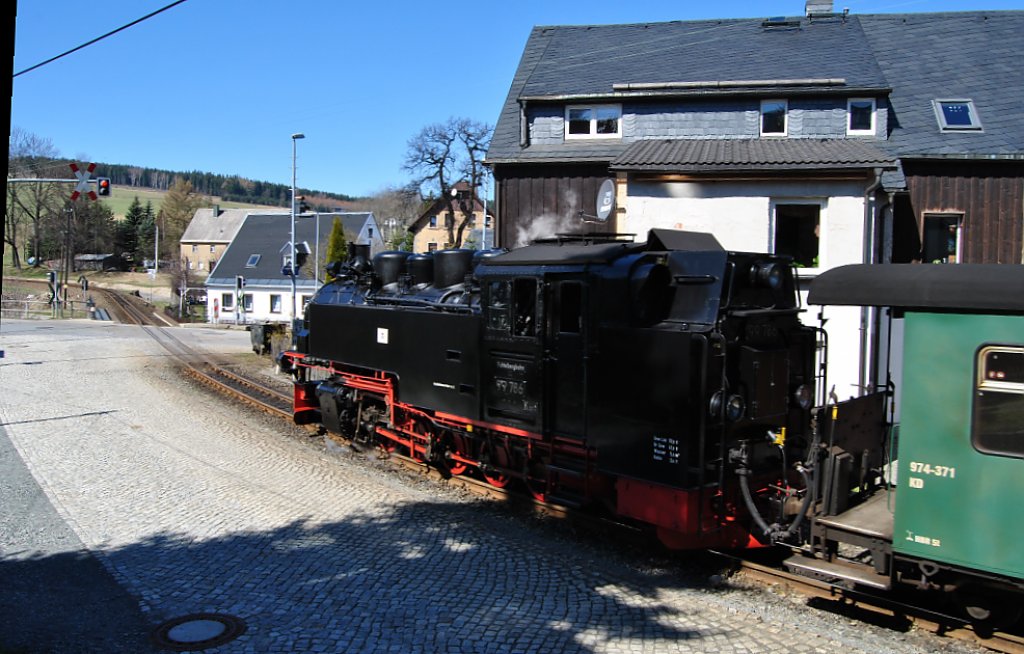 99 786 mit dem Vormittagspersonenzug am 18.04.2010 bei der Ausfahrt von Neudorf in Richtung Oberwiesenthal.