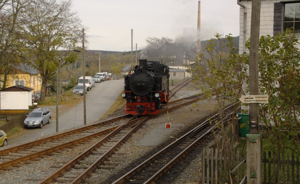 99 786 passiert am 22.10.2010 im Bahnhof Cranzahl die Kreuzung �ber das Regelspurgleis der Zschopautalbahn. 

