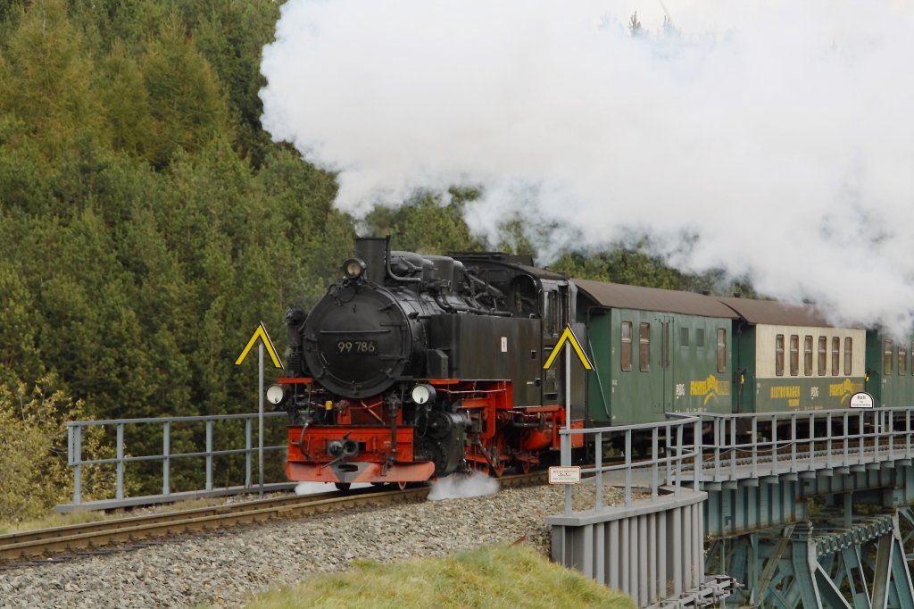 99 786 passiert am 22.10.2010 den Httengrundviadukt kurz vor dem Bahnhof Oberwiesenthal. 
