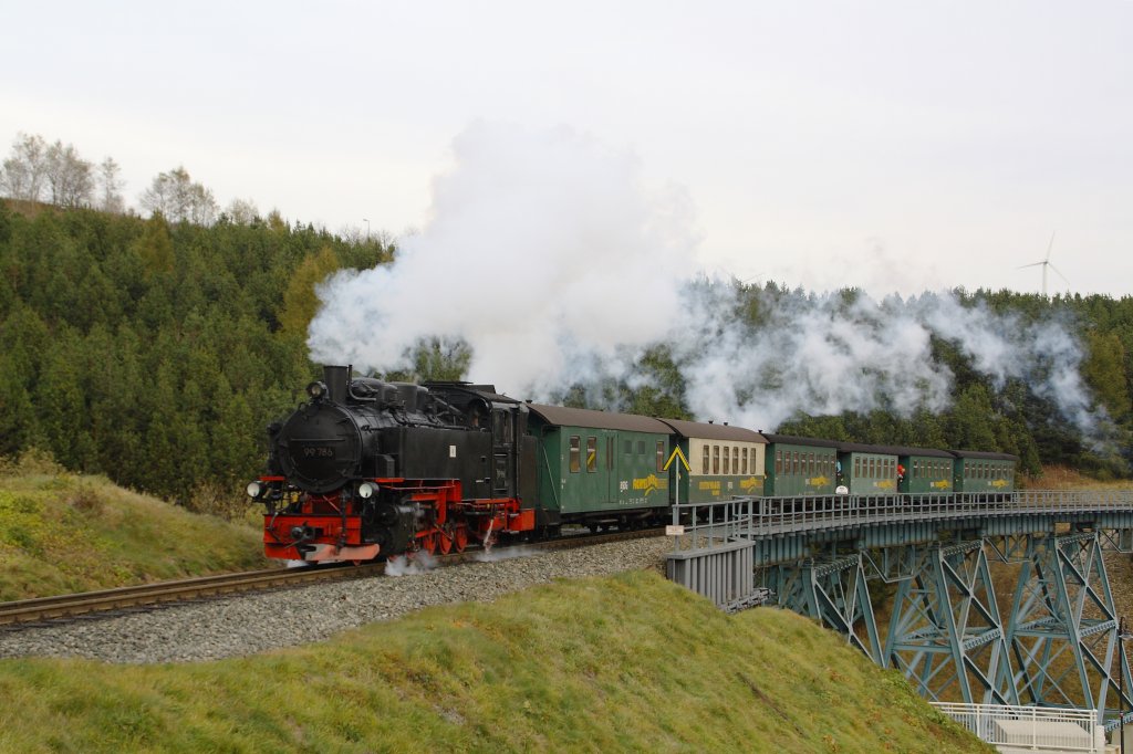 99 786 passiert am 22.10.2010 den Httengrundviadukt kurz vor dem Bahnhof Oberwiesenthal. 

