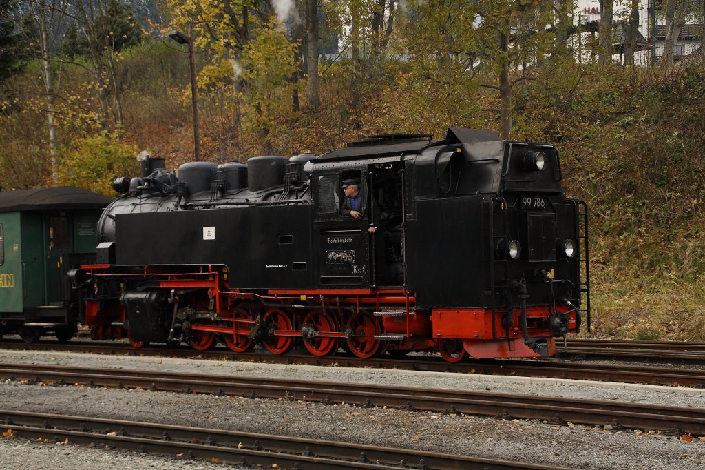 99 786 rangiert am 22.10.2010 im Bahnhof Oberwiesenthal. (Aufgenommen vom Bahnsteig)

