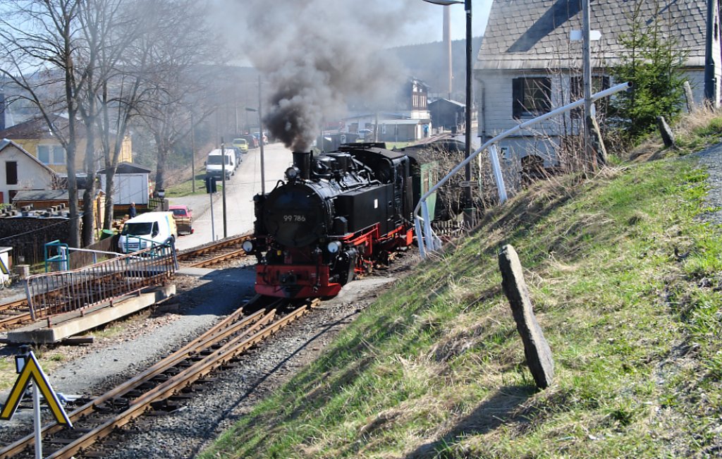 99 786 verlt am 18.04.2010 mit ihrem Personenzug um 11.10 Uhr den Bahnhof Cranzahl bei schnstem Wetter.