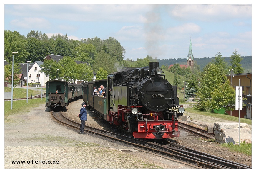 99 786 whrend einer Zugkreuzung in Hammerunterwiesenthal am 24.06.2010.