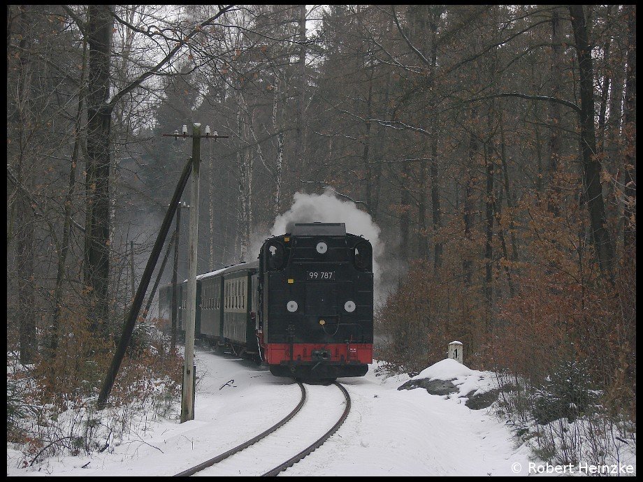 99 787 aus Jonsdorf mit SOEG 701, dem Weihnachtsmannzug nach Zittau am 24.12.2009