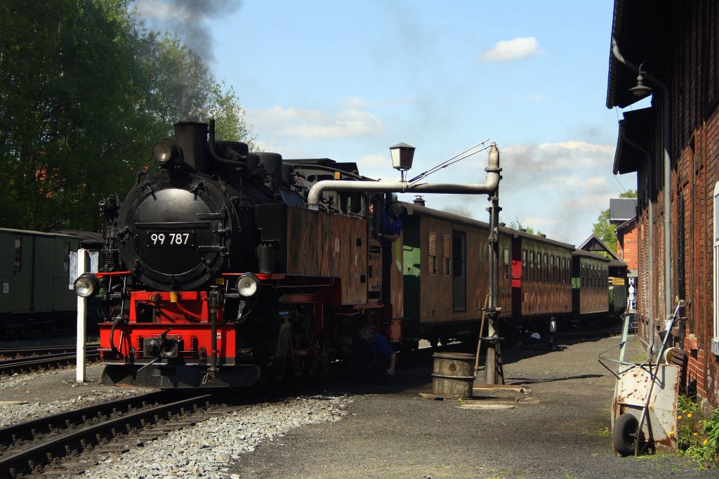 99 787 fasst beim Halt in Bertsdorf Wasser (01.05.'11)