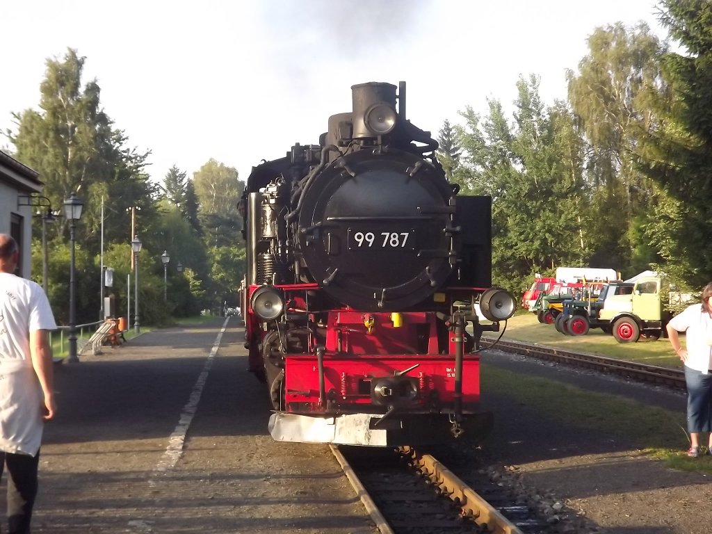 99 787 rangiert am 06.08.2011 in Jonsdorf an ihren Cabriozug. Leider wirkte die dnne aber Flchendeckende Bewlkung wie ein Lichtleiter.