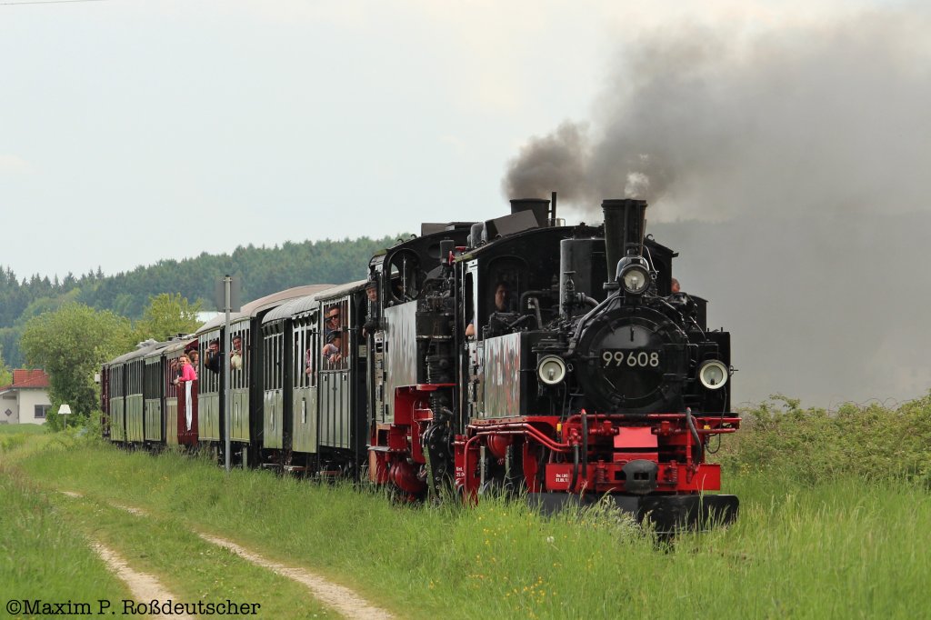 99 788 und 99 608 bei der Ausfahrt von Maselheim. chsle Schmalspurbahn am 19.5.2012.