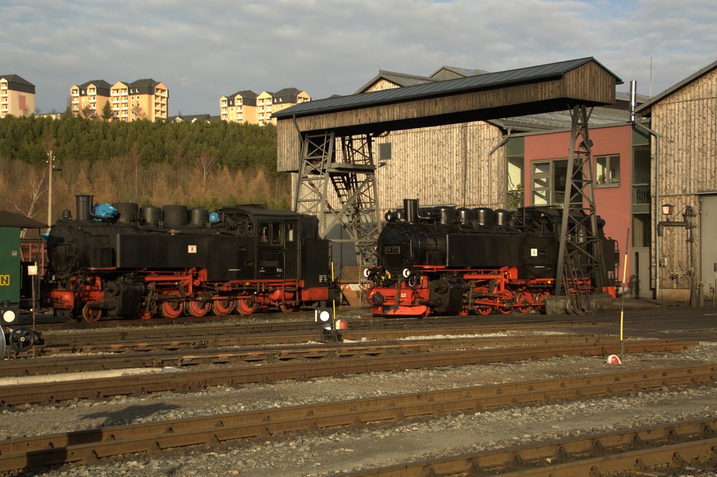 99 789 und 99 773 am 21.11.09 vor dem Lokschuppen im Bahnhof Oberwiesenthal. 