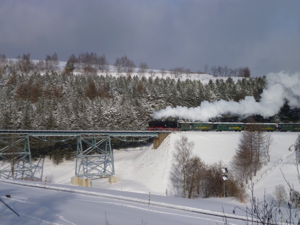 99 789 der Fichtelbergbahn, am 12.01.13 bei der Einfahrt in Oberwiesenthal.