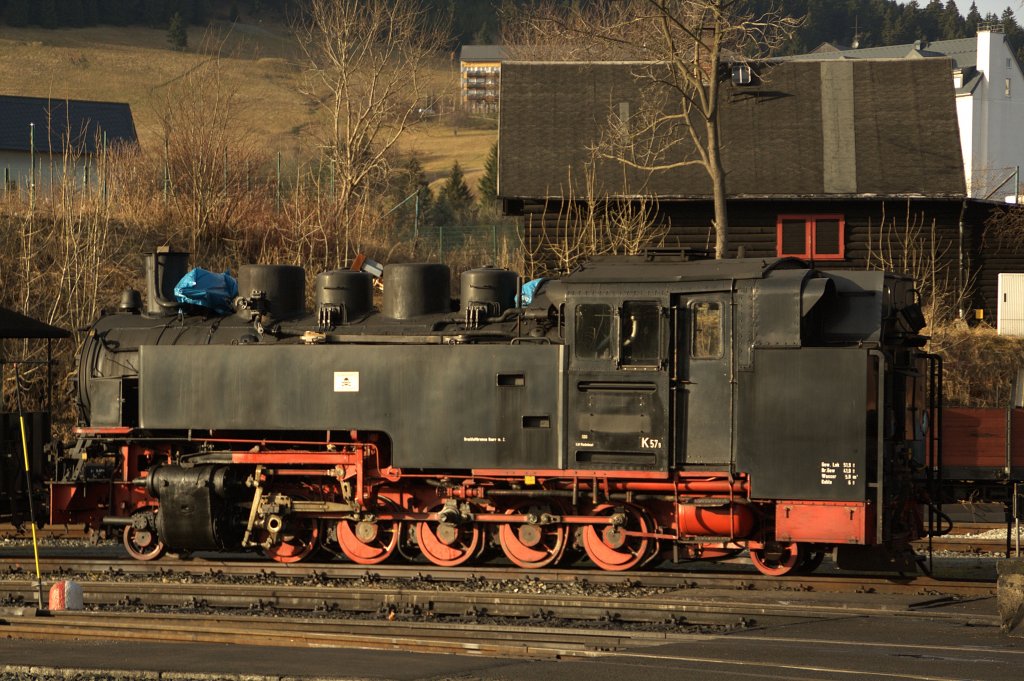 99 789 wartet am 21.11.09 vor dem Lokschuppen im Bahnhof Oberwiesenthal auf ihre hoffenntlich baldige Reperatur. 