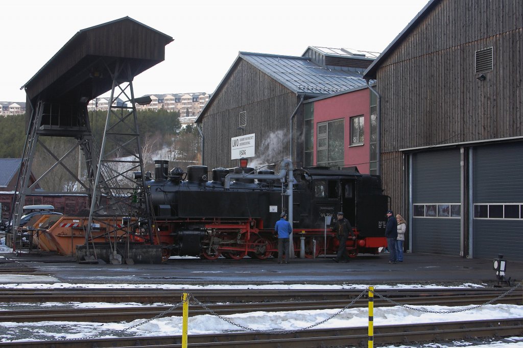 99 794 am 30.12.2012 beim Wasserfassen im Bw Oberwiesenthal. In den Containern neben der Lok wird die Asche der Lokfeuerungen entsorgt.