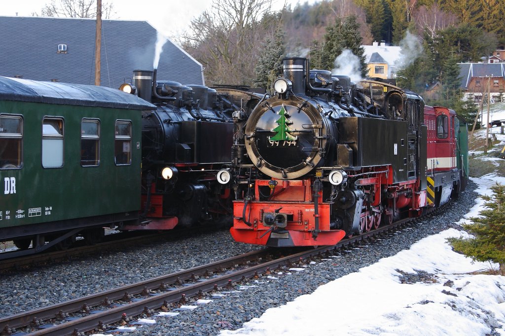 99 794 und L45H-083 mit P1007 in Richtung Oberwiesenthal am 30.12.2012 bei der Einfahrt in den Haltepunkt Neudorf. Auf dem Nachbargleis wartet 99 786 mit P1008 in Richtung Cranzahl auf die Freigabe zur Ausfahrt.