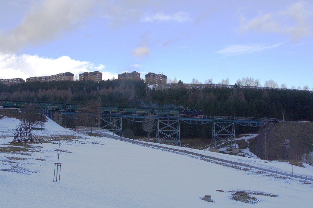 99 794 mit P1006 in Richtung Cranzahl hat am 30.12.2012 gerade den Bahnhof Oberwiesenthal verlassen und berquert das bekannte Viadukt der Stadt.