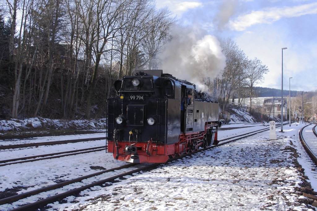 99 794 rangiert am 30.12.2012 im Bahnhof Cranzahl und wird gleich P1003 nach Oberwiesenthal als Vorspann fr Diesellok L45H-083 bernehmen.