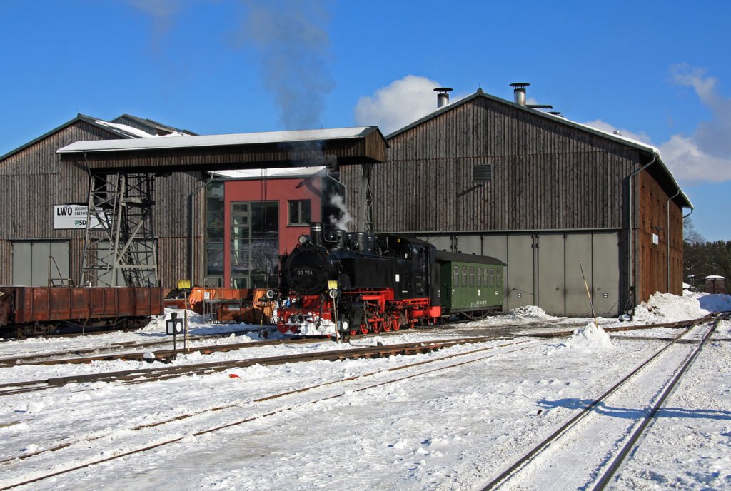 99 794 steht am 04.02.2012 vor dem Gebude der Lokwerkstatt Oberwiesenthal und wartet auf die nchste Talfahrt.