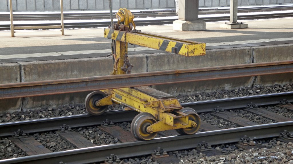 99% Lebensdauer verbringt ein solches Schienen-Stemm-Fahrzeug mit rosten. 1% stehen fr die Einstze, welche es hat. In Erstfeld konnte ich am 12.03.10 eine Detailaufnahme dieses Fahrzeuges knipsen.