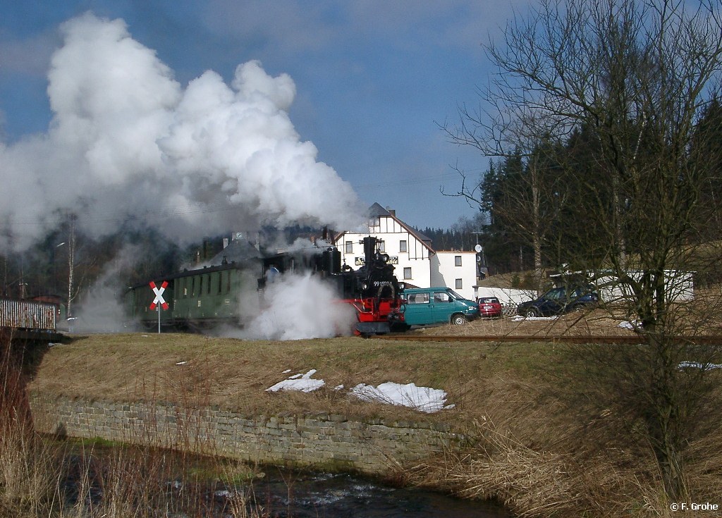 991590-1 mit Personenzug nach Jhstadt, Prenitztalbahn, Spurweite 750 mm, fotografiert bei Ausfahrt Schlssel am 18.02.2007