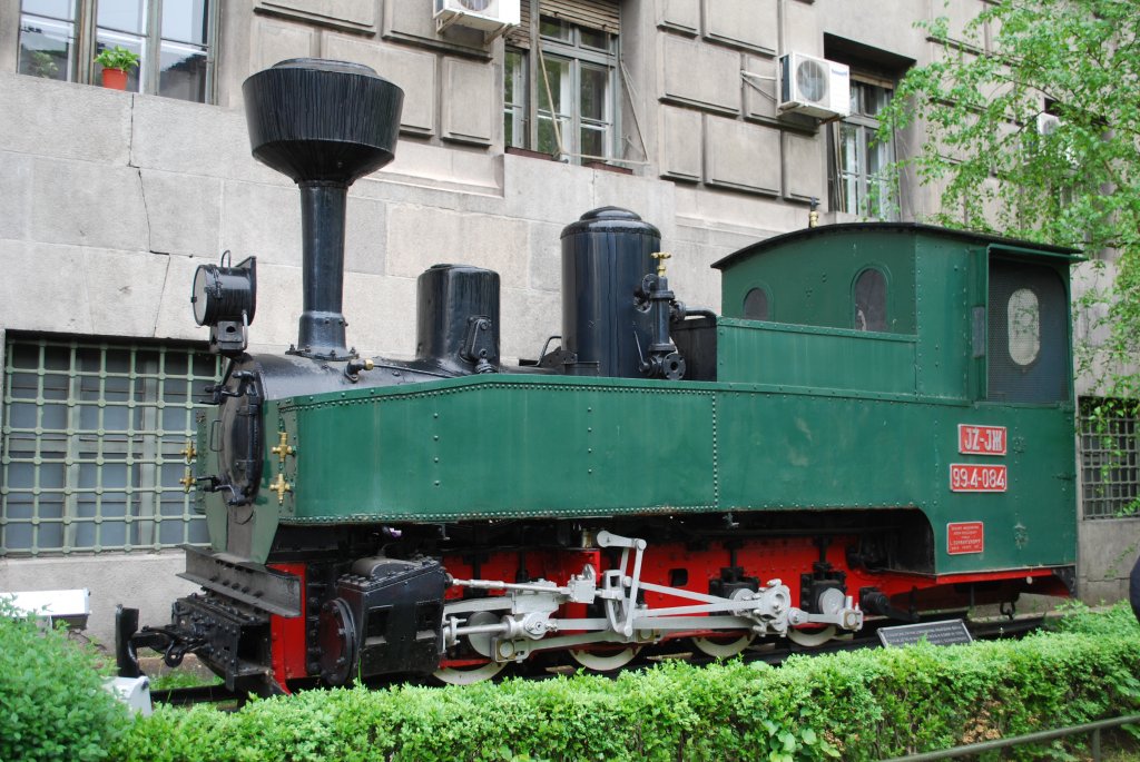 99.4-084 vor dem Eisenbahnmuseum in Belgrad, aufgenommen am 28.04.11. Die bei Schwartzkopff in Berlin 1917 gebaute Maschine geh�rte zu einer Reihe von Kriegslokomotiven, die in gro�er Anzahl im ehem. Jugoslawien zur�ckblieben und dort lange im Einsatz standen.