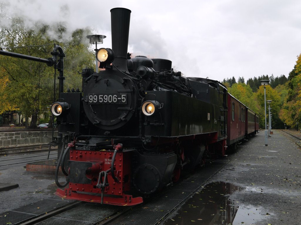 995906-5(Mallet-Lok) mit Zug 8954 in Alexisbad um 15;57 am trben, verregeten 04.10.2012.