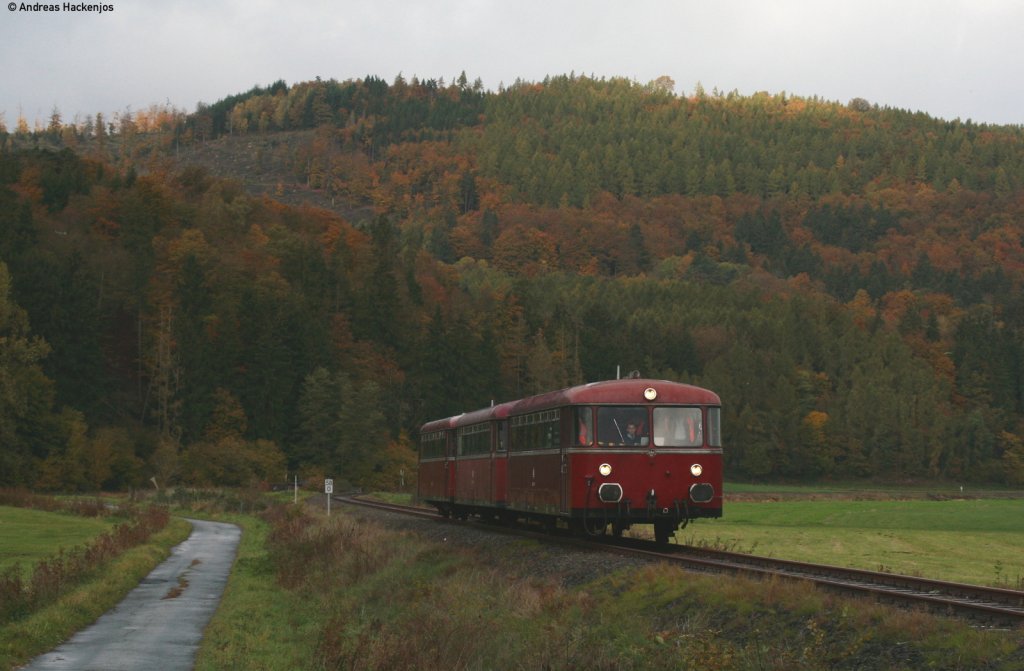 996 677-9 ; 996 310-8 und  798 829-8 als RE 76790 (Herzhausen-Frankenberg (Eder) bei Kirchlotheim 24.10.10