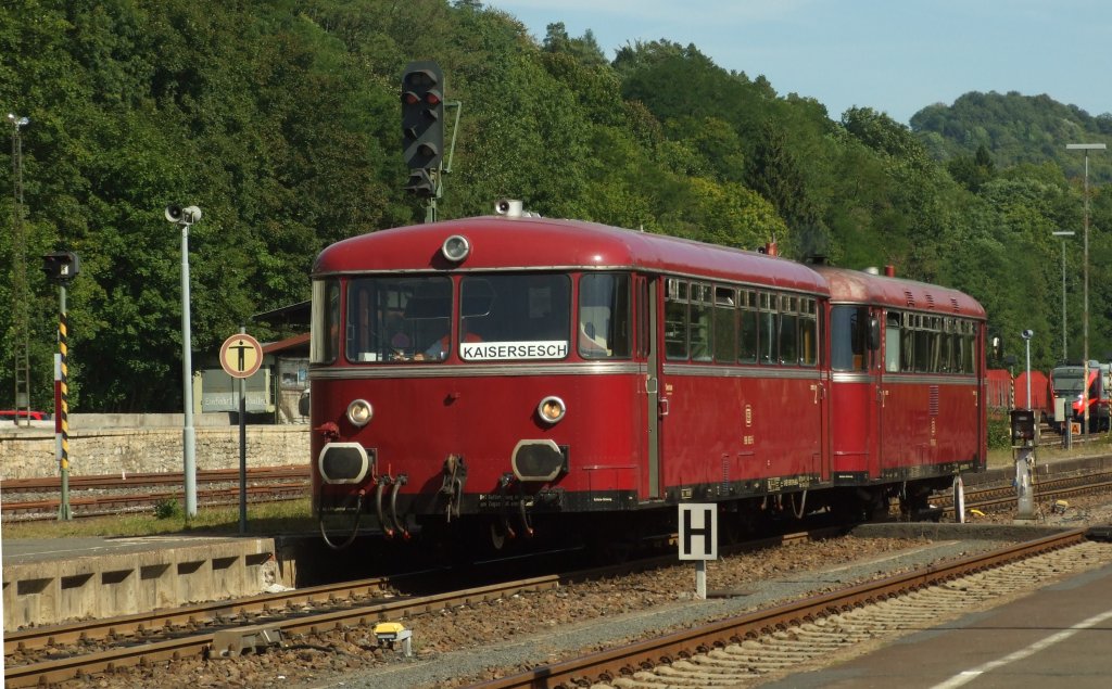 998 863 und 798 670 kommen als VEB 8 vom Gerolsteiner Lokschuppen in den Bahnhof Gerolstein gefahren, um nach dem Einsammeln einiger Anschlussreisenden zugleich nach Kaisersesch weiter zu fahren. 
Gerolstein - Tag des Denkmals - 9.9.12