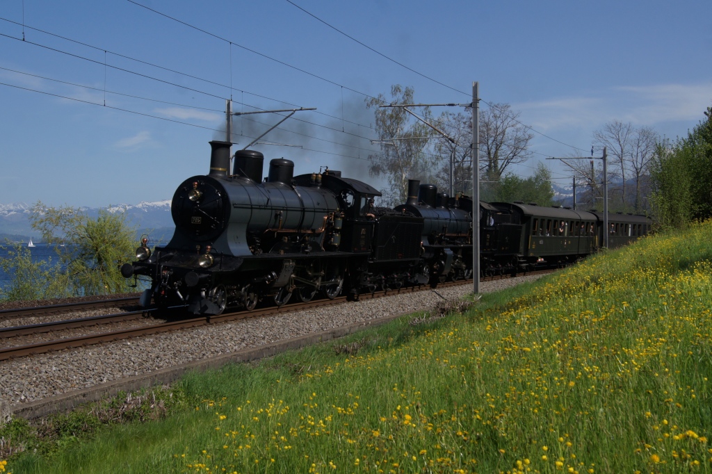 A 3/5 705 und B 3/4 1367 fahren am 28.4.12 mit ihrer historischen Komposition dem Zrichsee entlang. Das Bild wurde bei Wdenswil aufgenommen.