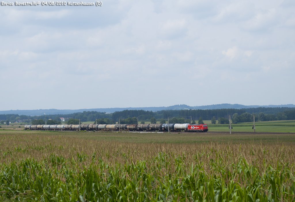 A BR185 of HGK hauls a kerosene freight train to Mnchen Airport, here in Kutzenhauasen on the Ulm-Augsburg-Mnchen railway.