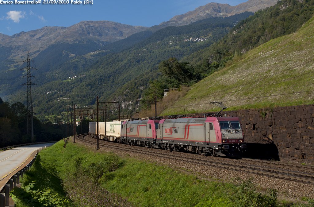 
A couple of BR185 of Crossrail (with the unit n. 599 on the head) passes in Faido with a freight train from Germany to Piacenza.