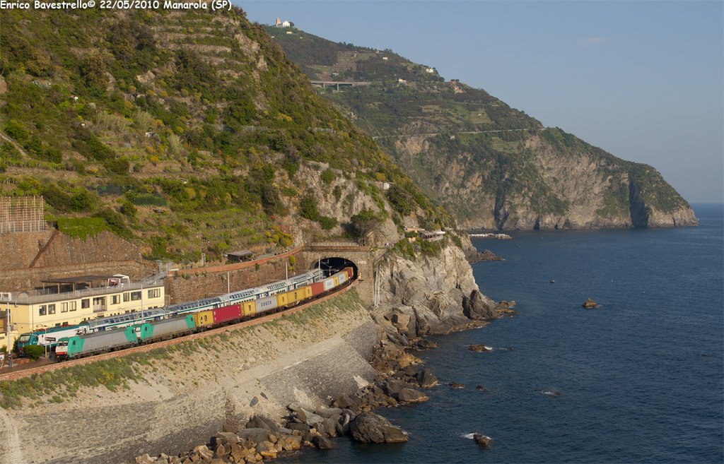 A double traction of E483 by Linea (unit 012 and 013) transit in Manarola with a container train from La Spezia Marittima to Melzo Scalo.