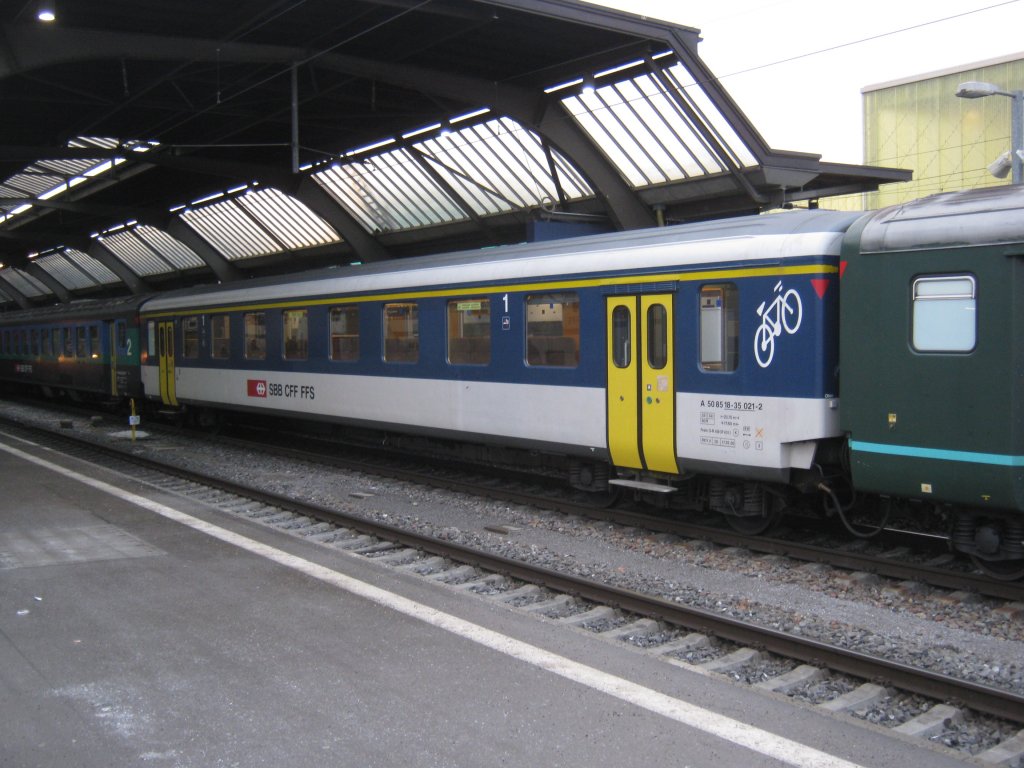 A EWI NPZ, 50 85 18-35 021-2, ausnahmsweise in einem Fernverkehrszug, IR 1761, in Zrich HB, 18.02.2012.