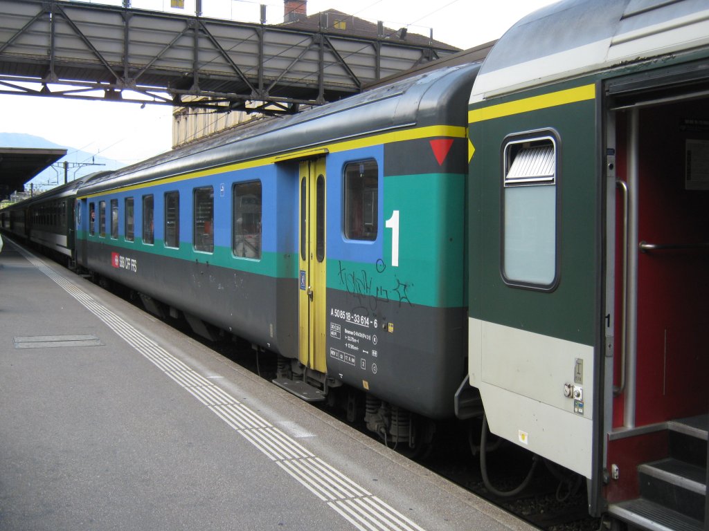 A EWII, 50 85 18-33 614-6, im Ersatz-IR 2263 in Bellinzona, 11.06.2011.