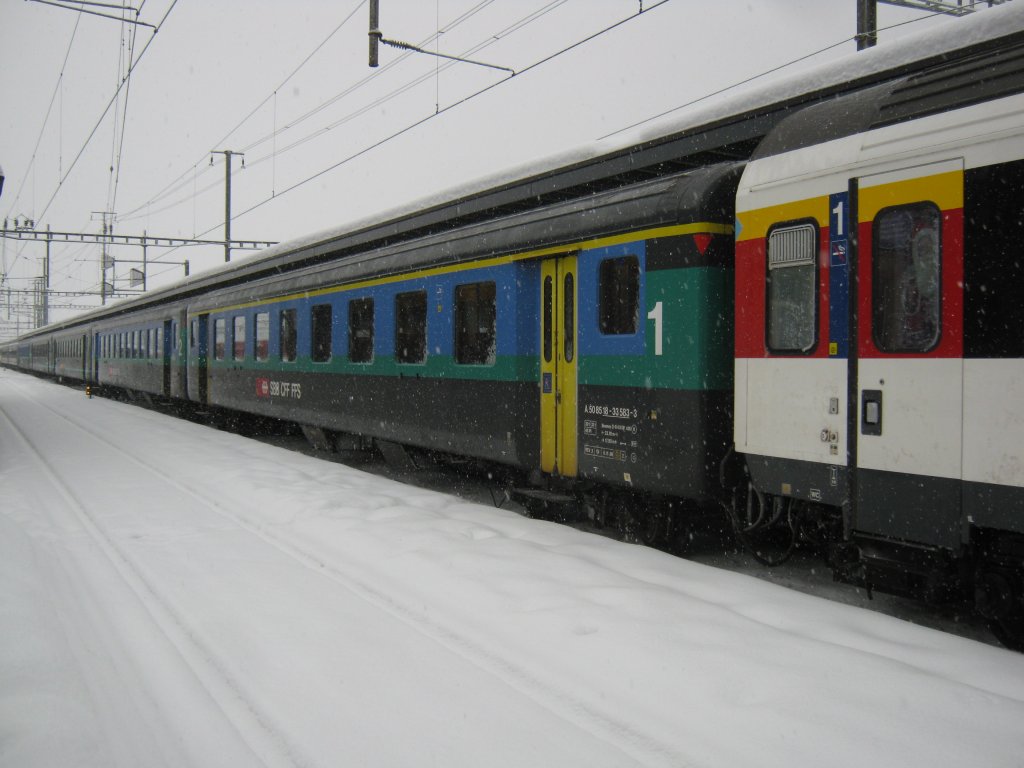 A (NL) EWII, 50 85 18-33 583-3, im IC 10761 in Landquart. Dieser Zug verkehrt planmssig mit nur 4 Wagen (Bpm51, Bp, Bpm61, A EWIV), diese waren auch heute dran, allerdings geschlossen. Dahinter waren 6 B und 3 A berfhrt worden (offen), d. h. der Zug hatte heute das doppelte Platzangebot, 31.12.2011.