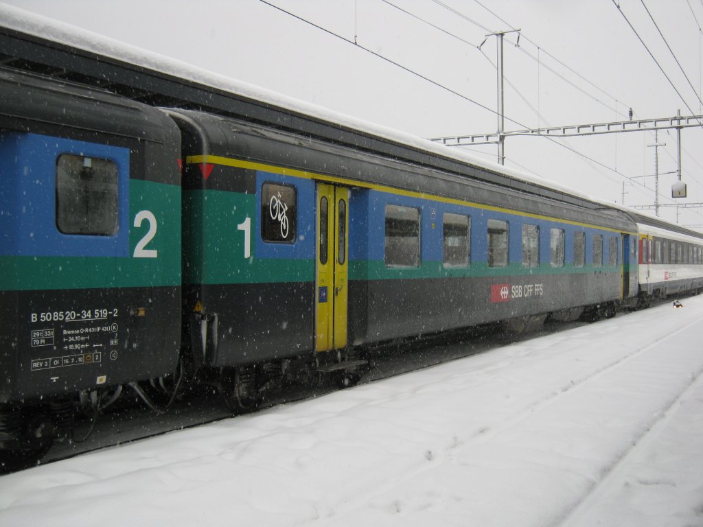 A (NL) EWII, 50 85 18-33 583-3, im IC 10761 in Landquart, 31.12.2011.