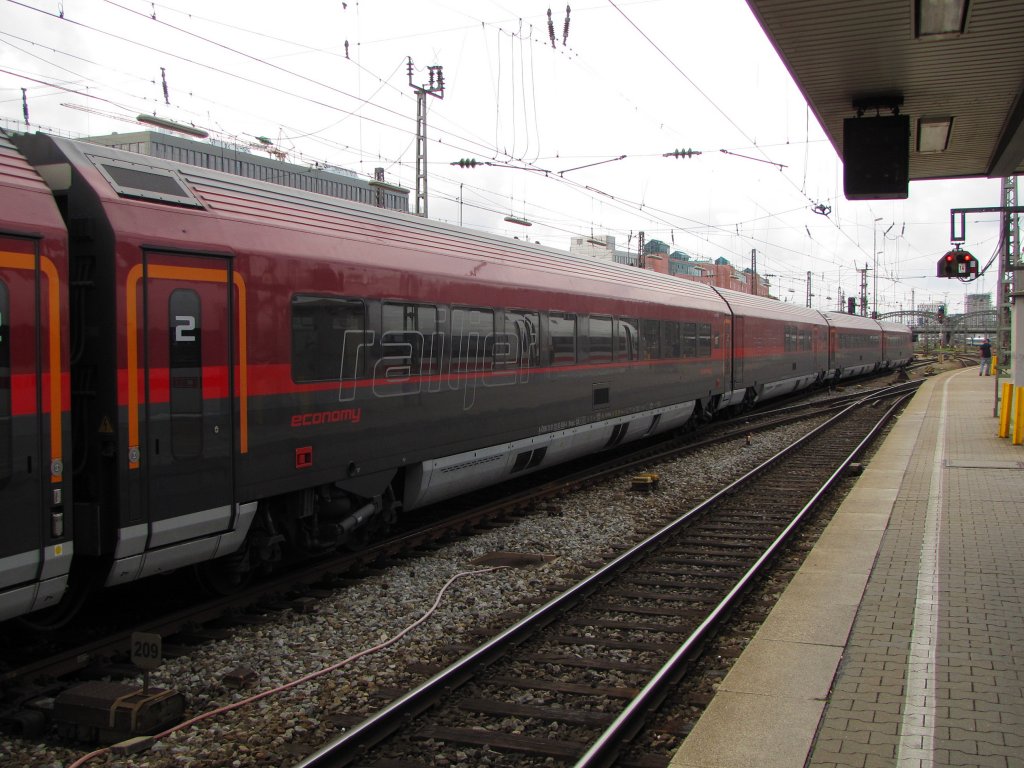 A-BB 73 81 22-90 408-4 Bmpz, im RJ 67 nach Budapest-Keleti pu, in Mnchen Hbf; 26.09.2010