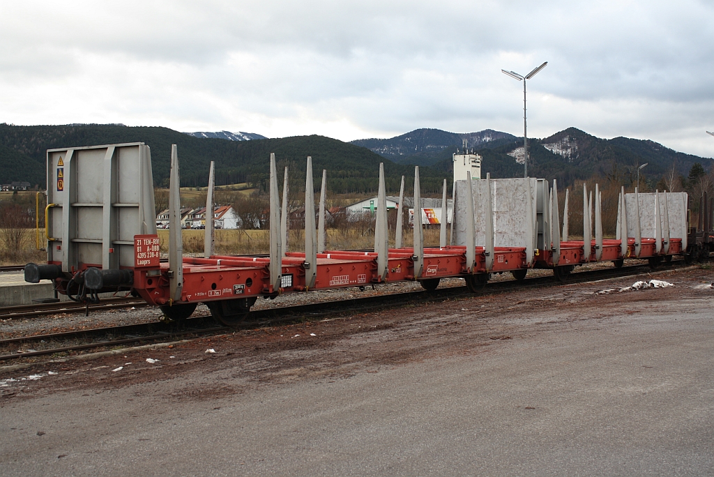 A-ÖBB Laaprs 21 81 4395 238-8 am 24.Dezember 2011 im Bf. Pernitz-Muggendorf.