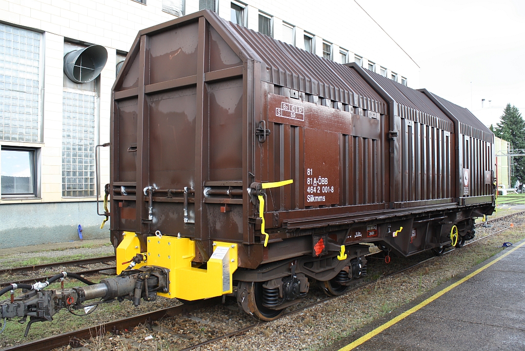 A-ÖBB Siikmms 81 81 4642 001-8 am 16.August 2010 in Jedlersdorf.
Die 4 Wagen der Gattung  Siikmms  sind ehemalige 4668er, welche an einem Wagenende mit einem höhenverstellbaren Kupplungsadapter für Mittelpufferkupplung  System Scharfenberg  ausgerüstet sind. Außerdem wurden die Wagen mit Beton-Ballast beladen.
