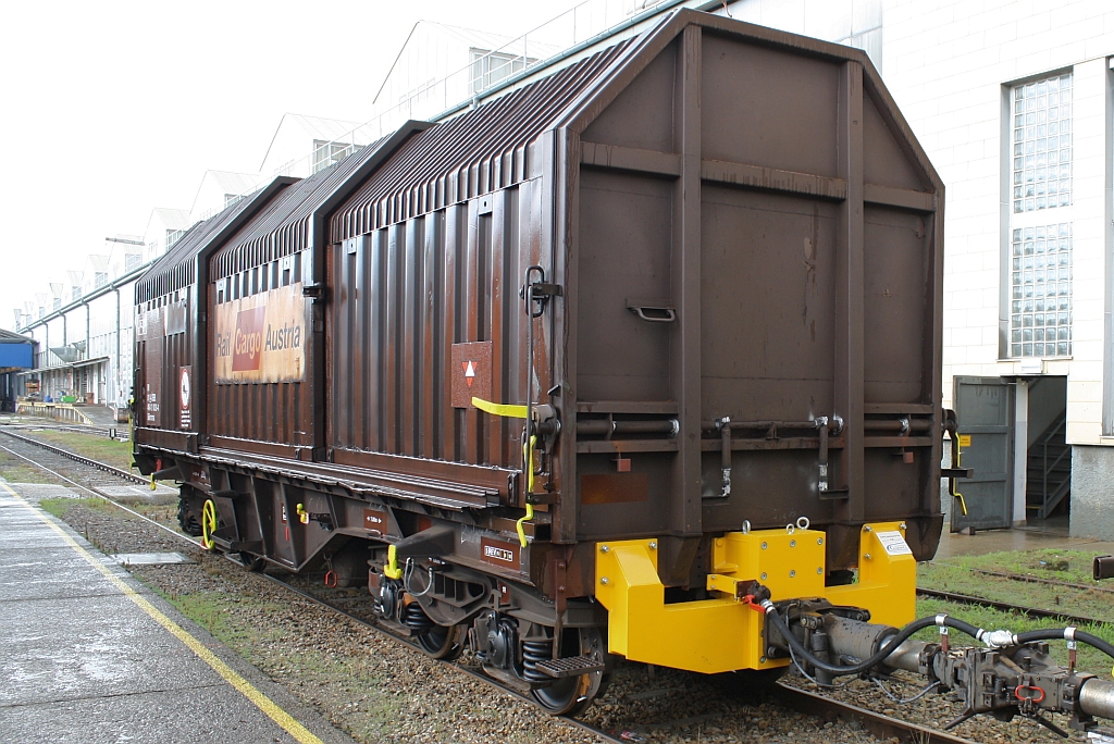 A-ÖBB Siikmms 81 81 4642 003-4 am 16.August 2010 in Jedlersdorf. Die 4 Wagen der Gattung  Siikmms  sind ehemalige 4668er, welche an einem Wagenende mit einem höhenverstellbaren Kupplungsadapter für Mittelpufferkupplung  System Scharfenberg  ausgerüstet sind. Außerdem wurden die Wagen mit Beton-Ballast beladen.
