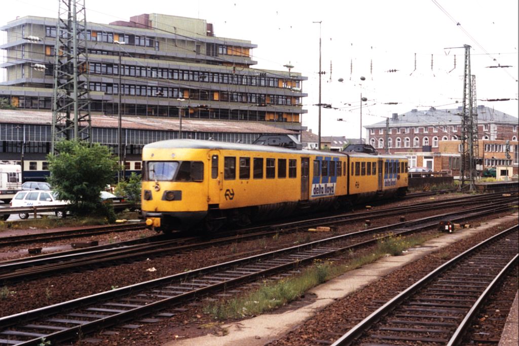 Aachen Hauptbahnhof am 13-7-1998: DE2 179 der NS mit RB 14518 Aachen Hauptbahnhof-Heerlen fahrt ein. Heute fahrt hier BR 643. Bild und scan: Date Jan de Vries.