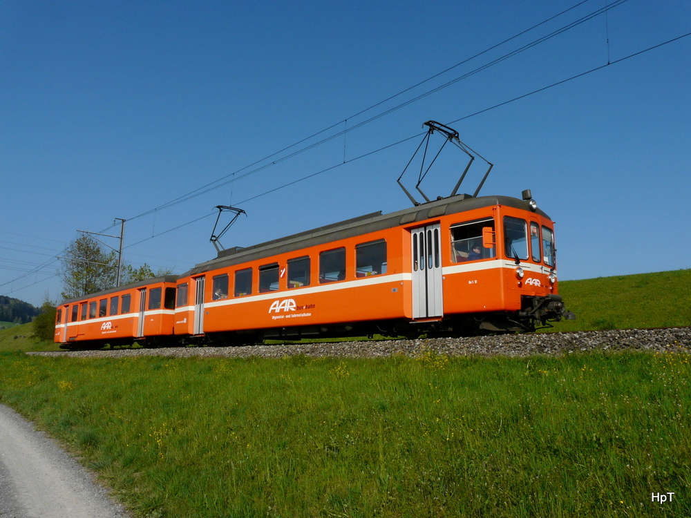AAR - Extrazug fr`s Bahnforum Schweiz mit dem Triebwagen Be 4/4 13 und Steuerwagen BDt 84 bei Fotohalt unterwegs bei Zetzwil am 17.04.2011

